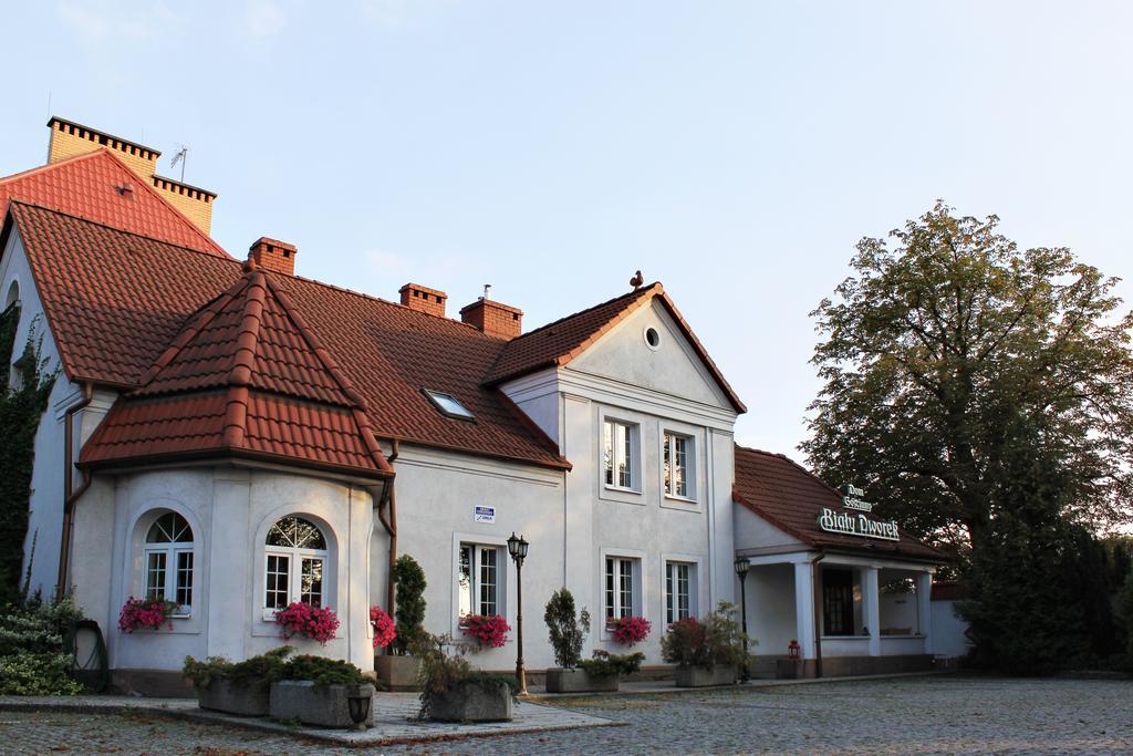 Dom Goscinny Bialy Dworek Члухув Номер фото